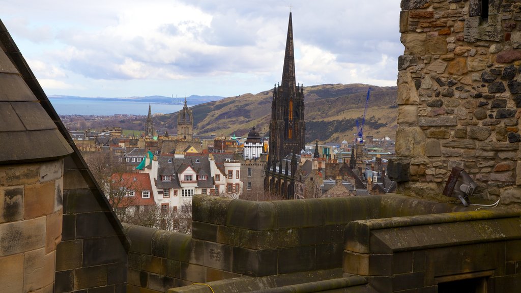 Castillo de Edimburgo ofreciendo un castillo, arquitectura patrimonial y una pequeña ciudad o aldea