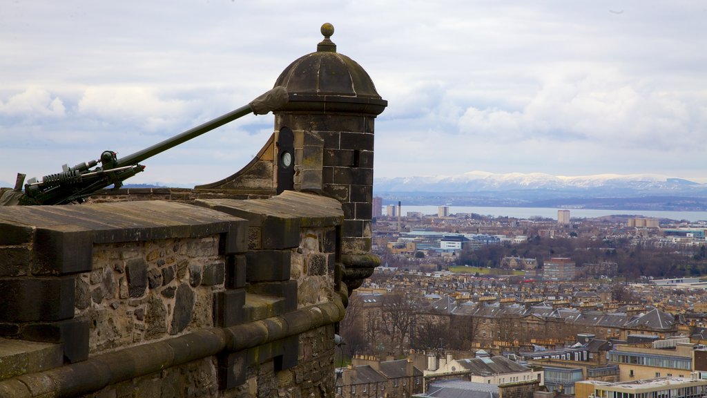 Edinburgh Castle som omfatter skyline, et slot og udsigt