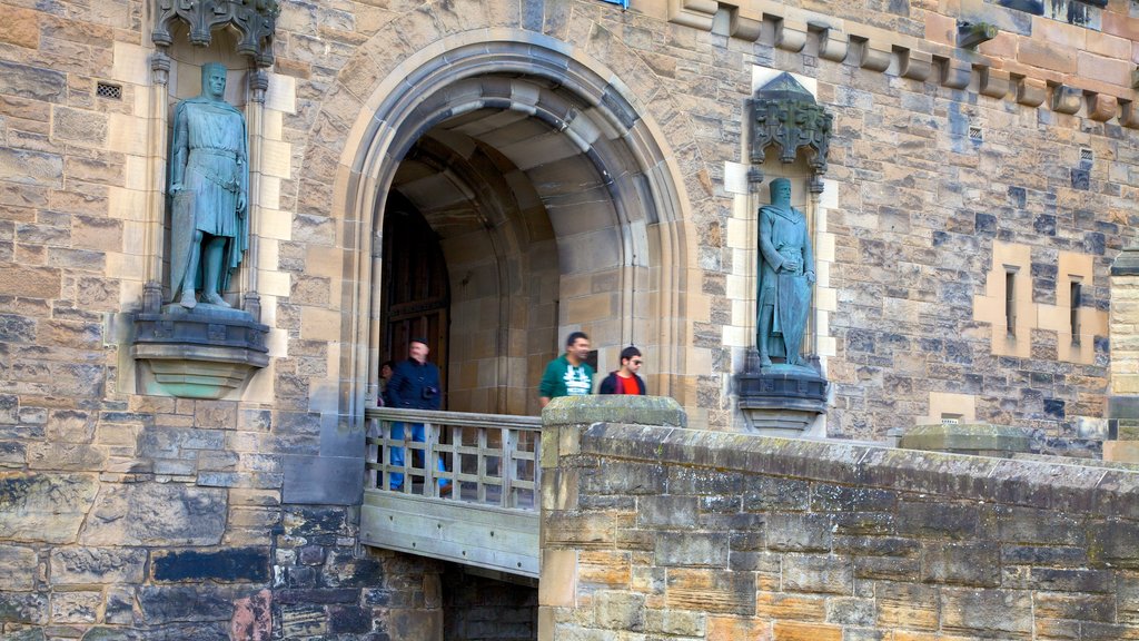 Castelo de Edinburgh mostrando arquitetura de patrimônio e um pequeno castelo ou palácio