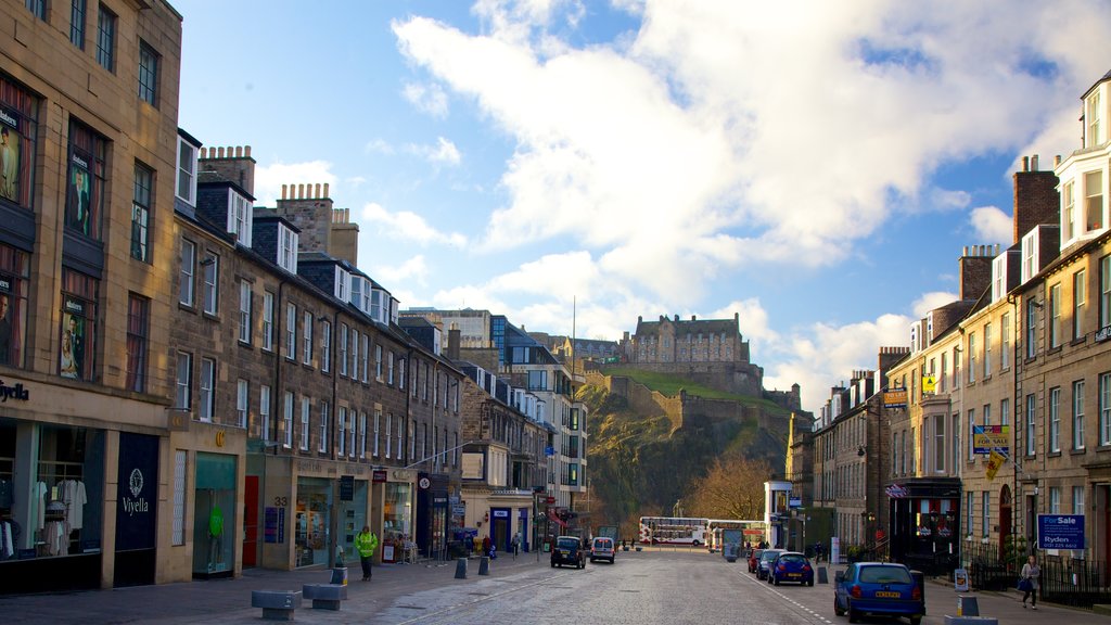 Edinburgh Castle som viser gadeliv, historiske bygningsværker og en by