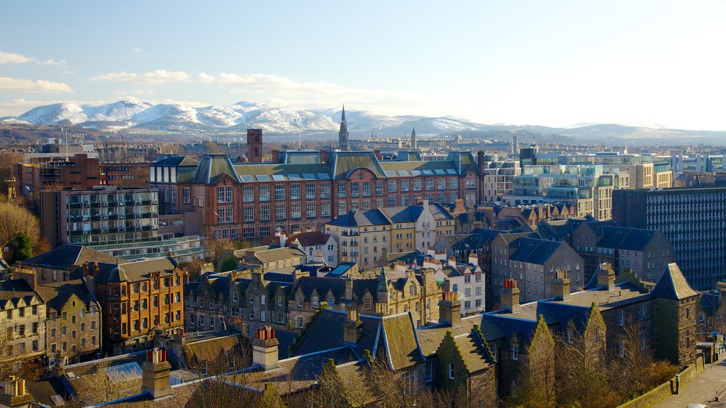 Edinburgh Castle som omfatter slot eller palads, historiske bygningsværker og en by