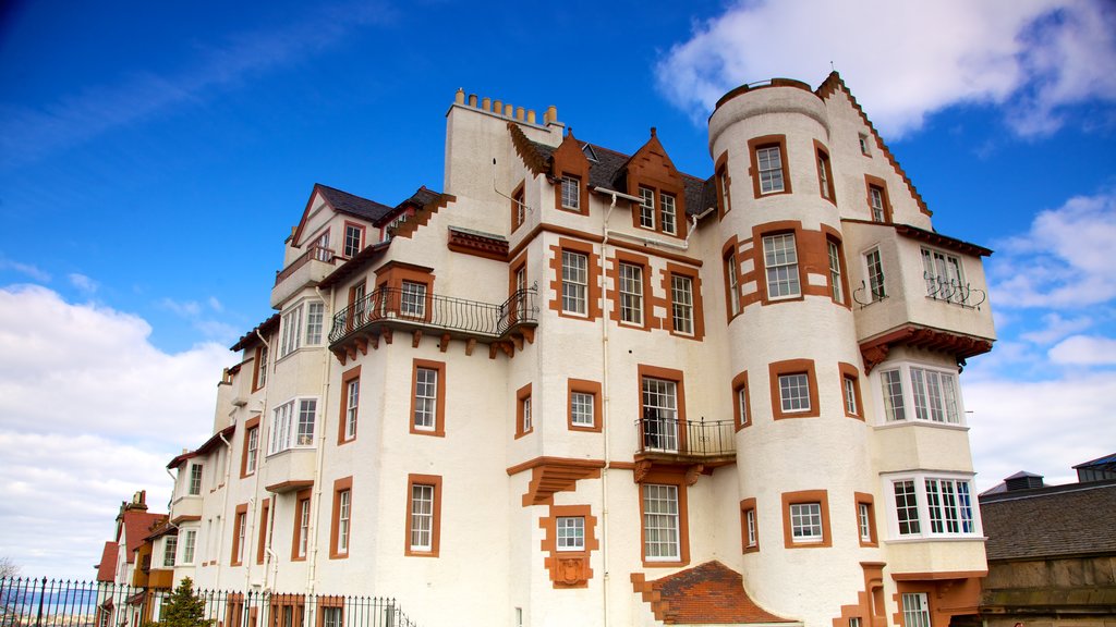 Castelo de Edinburgh que inclui arquitetura de patrimônio e um pequeno castelo ou palácio