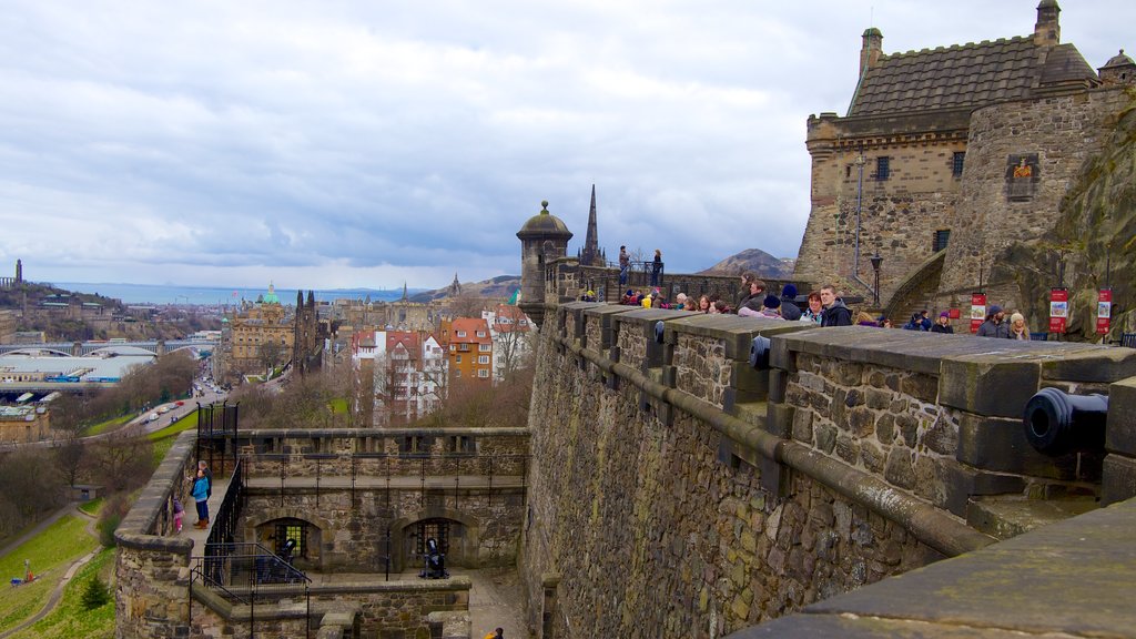 Castelo de Edinburgh que inclui um pequeno castelo ou palácio, arquitetura de patrimônio e uma cidade pequena ou vila