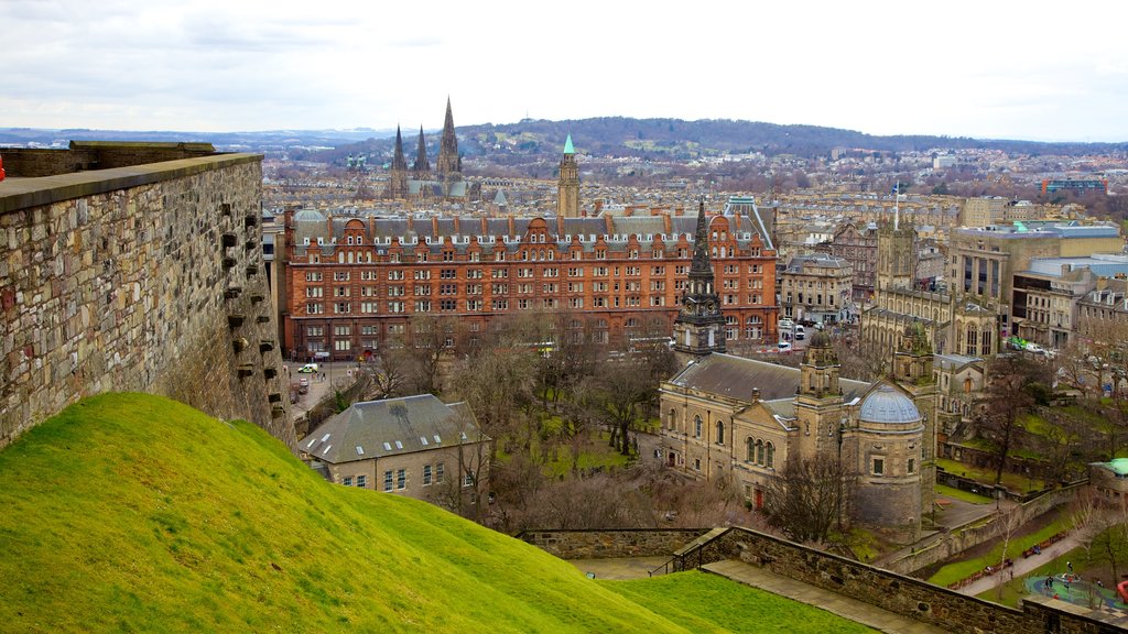 Castelo de Edinburgh mostrando arquitetura de patrimônio e uma cidade