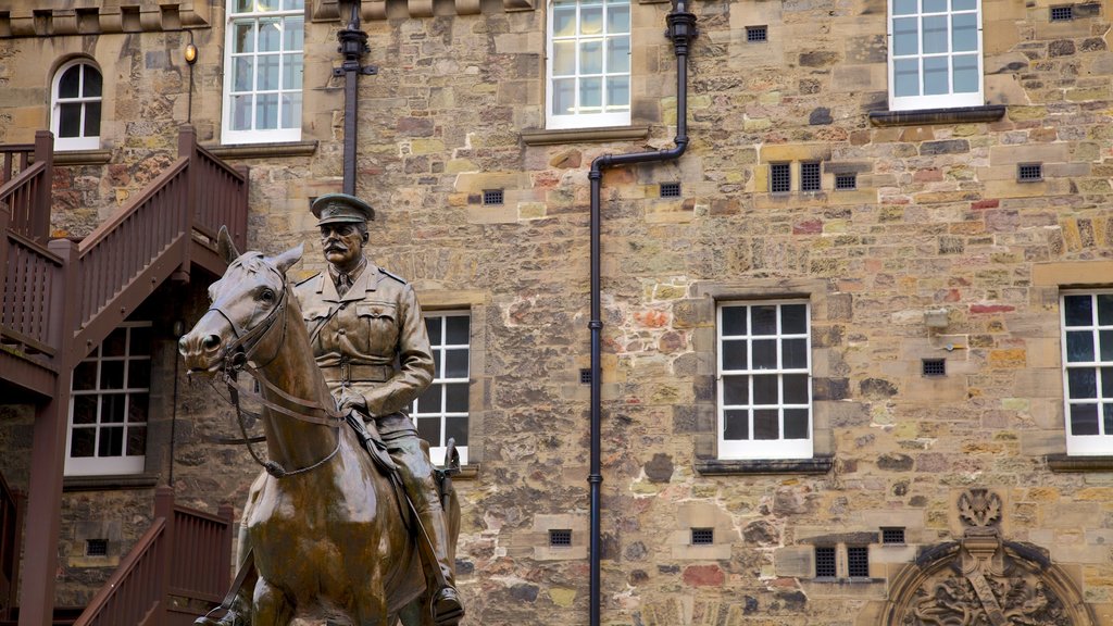 Castelo de Edinburgh mostrando um monumento, uma estátua ou escultura e um pequeno castelo ou palácio