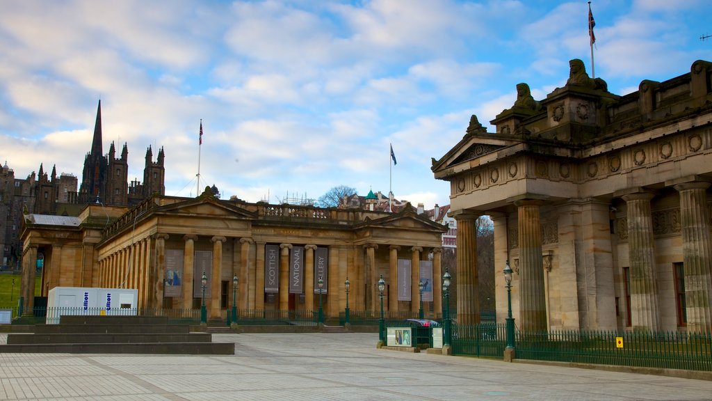 National Gallery of Scotland joka esittää tori ja vanha arkkitehtuuri