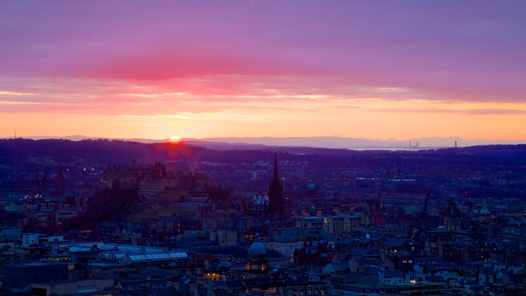 Arthur\'s Seat bevat een zonsondergang, een stad en skyline