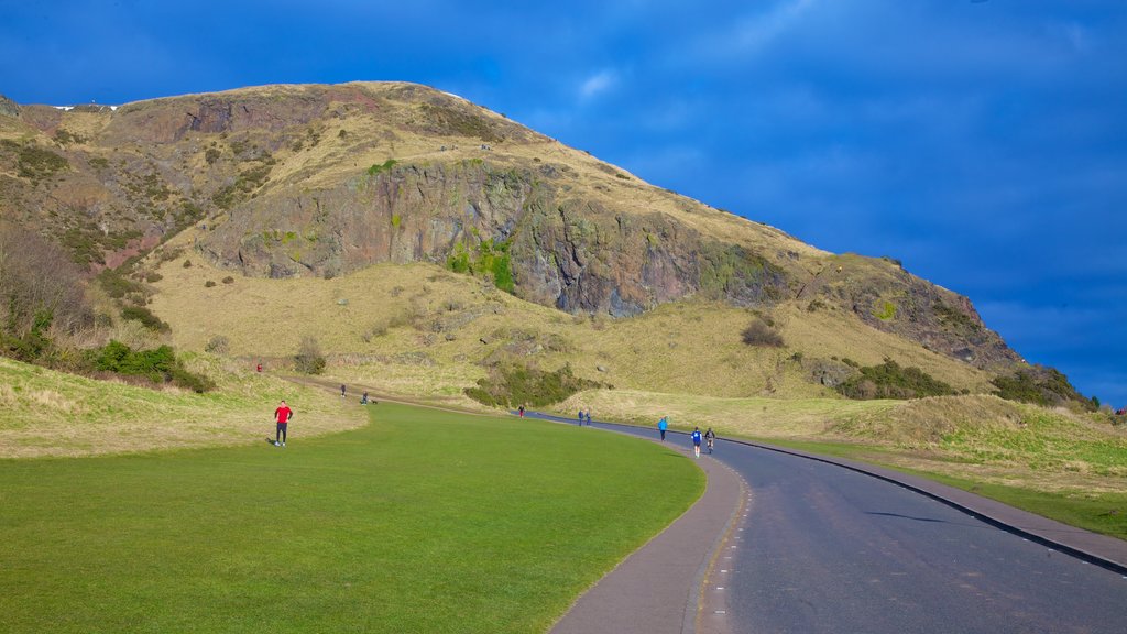 Arthur\'s Seat caracterizando montanhas e escalada ou caminhada