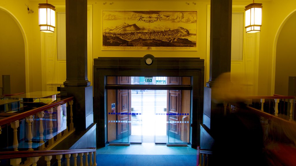 Biblioteca Nacional de Escocia que incluye vistas interiores