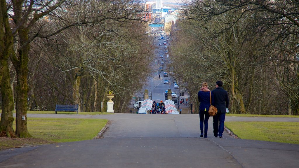 Queen\'s Park caracterizando um jardim e uma cidade assim como um casal