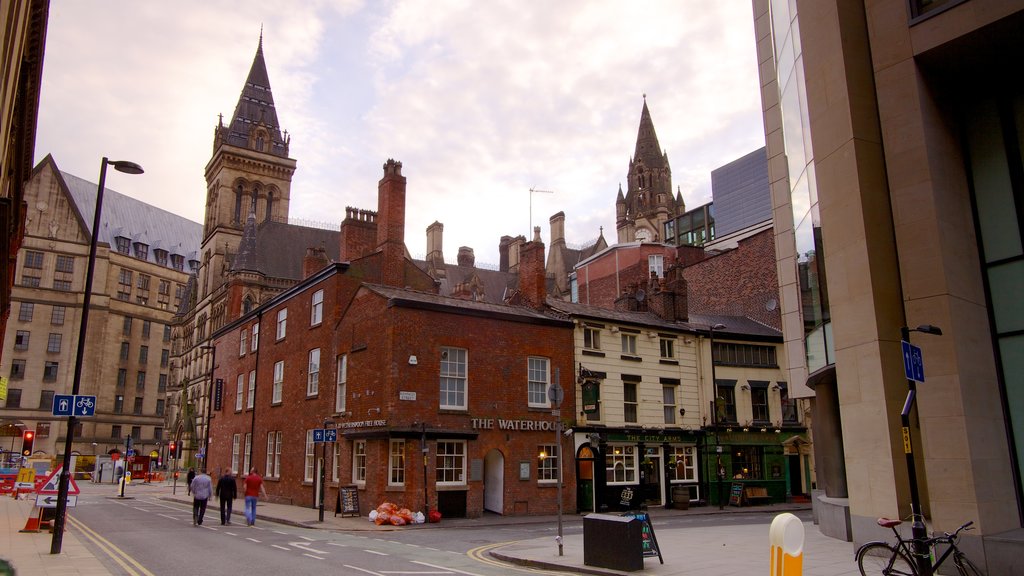 Albert Square que inclui arquitetura de patrimônio, cenas de rua e uma cidade