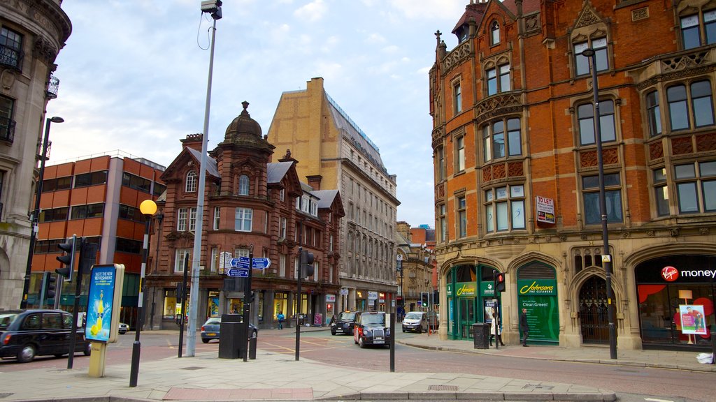 Albert Square ofreciendo una ciudad, patrimonio de arquitectura y un parque o plaza