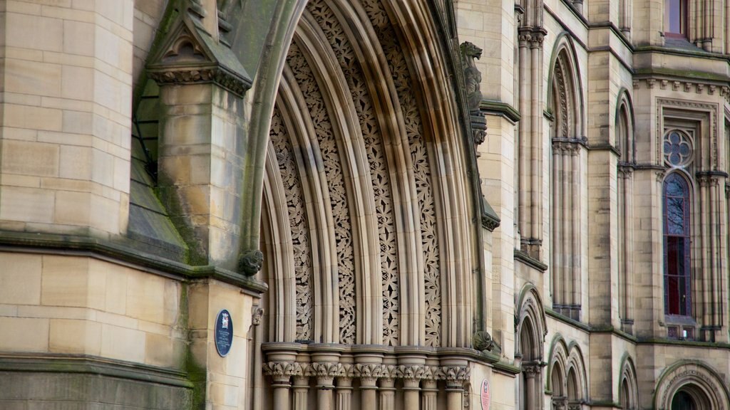 Albert Square showing religious elements and a square or plaza