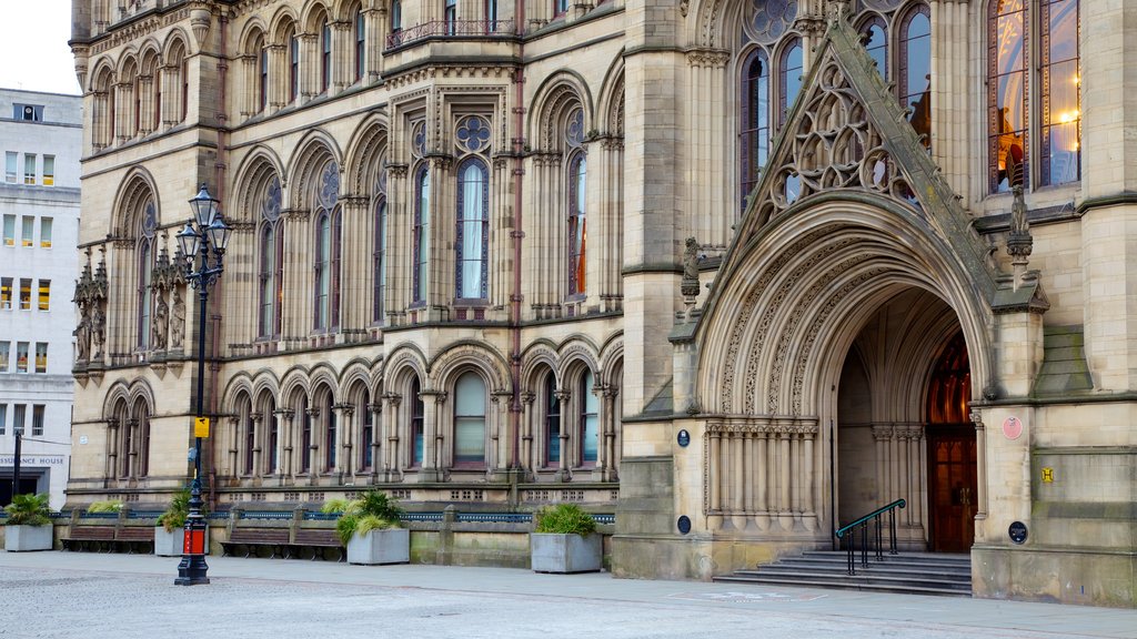 Albert Square mostrando arquitectura patrimonial, una plaza y una iglesia o catedral