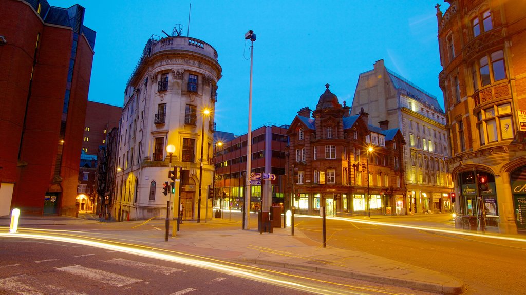 Albert Square which includes night scenes, nightlife and heritage architecture