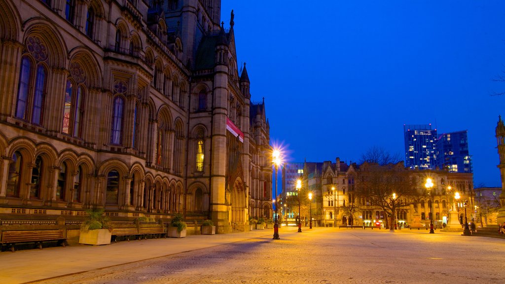 Albert Square ofreciendo un parque o plaza, escenas nocturnas y patrimonio de arquitectura