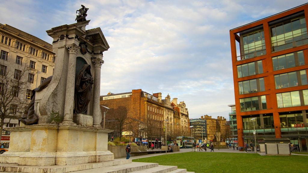 Piccadilly Gardens mostrando una estatua o escultura, un monumento y una ciudad