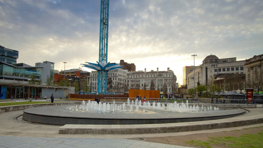 Piccadilly Gardens que incluye una fuente, un parque o plaza y una ciudad