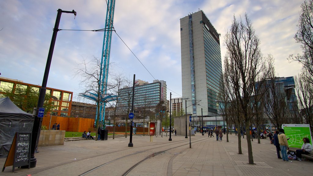 Piccadilly Gardens which includes modern architecture, street scenes and a skyscraper