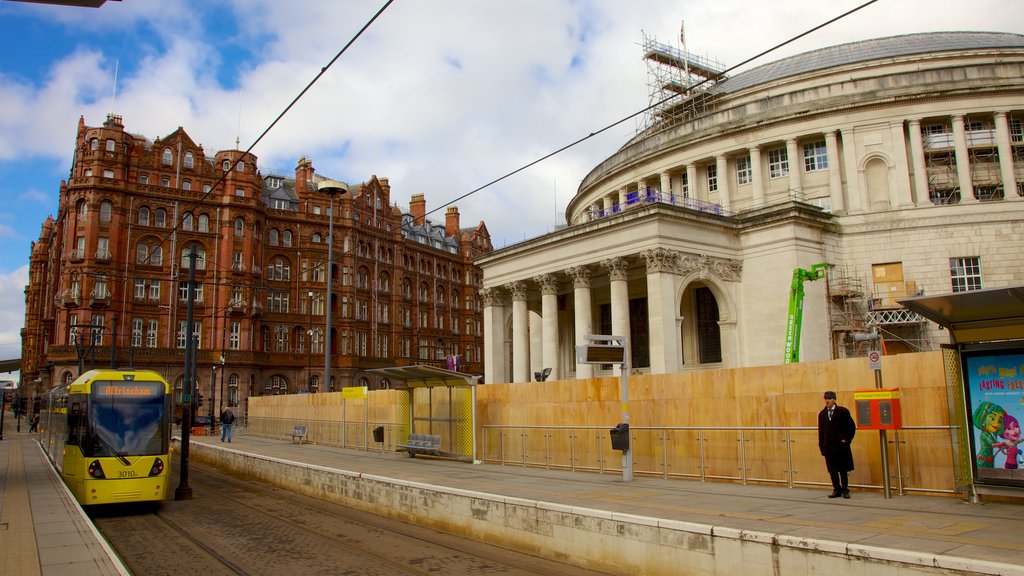 St. Peter\'s Square caracterizando uma cidade e arquitetura de patrimônio assim como um homem sozinho