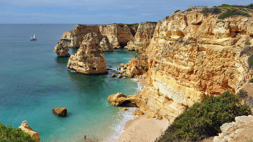 Praia da Marinha - By Klugschnacker - Own work, CC BY-SA 3.0, https://commons.wikimedia.org/w/index.php?curid=22428597