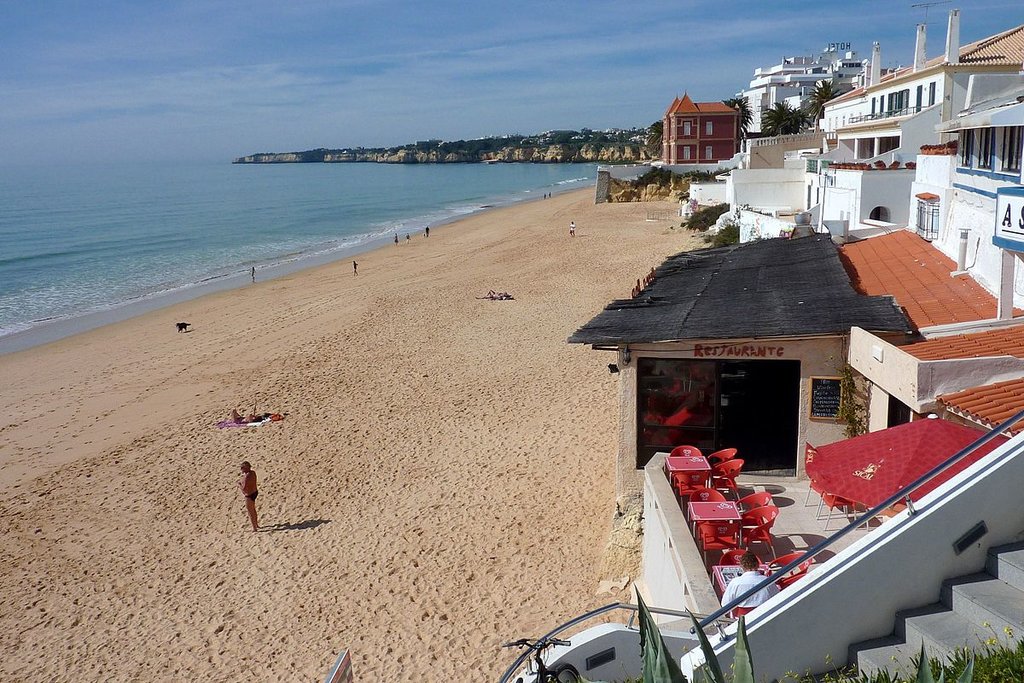 Praia de Amarcao de Pera - By muffinn - https://www.flickr.com/photos/mwf2005/8582597587/, CC BY 2.0, https://commons.wikimedia.org/w/index.php?curid=55473350