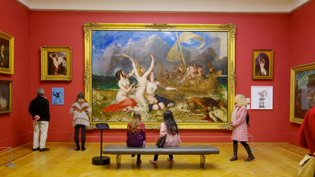 Manchester Art Gallery que incluye vista interna y arte y también un pequeño grupo de personas