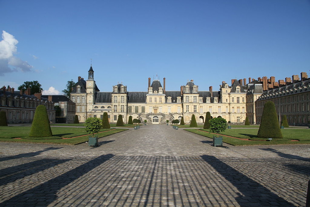 Il castello di Fontainebleau - By dynamosquito - Flickr: Fontainebleau, CC BY-SA 2.0, https://commons.wikimedia.org/w/index.php?curid=15532471