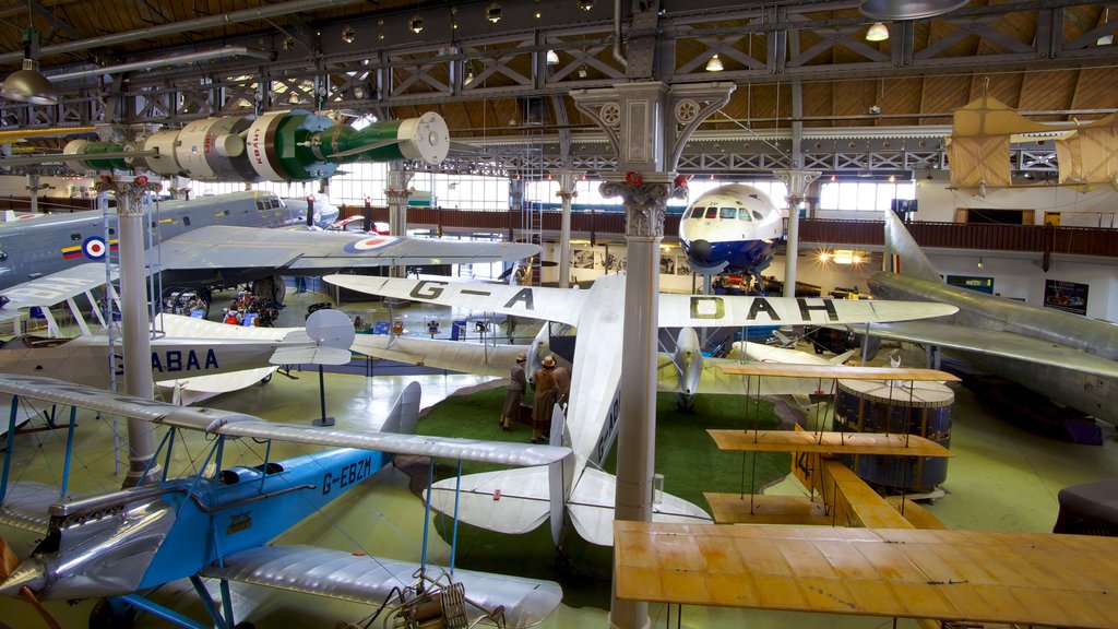 Museu da Ciência e Indústria mostrando vistas internas e aeronave