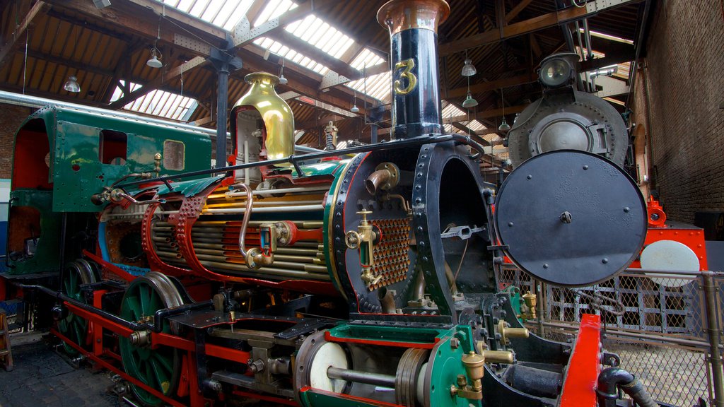 Museum der Wissenschaft und Industrie mit einem Eisenbahnbetrieb und Innenansichten