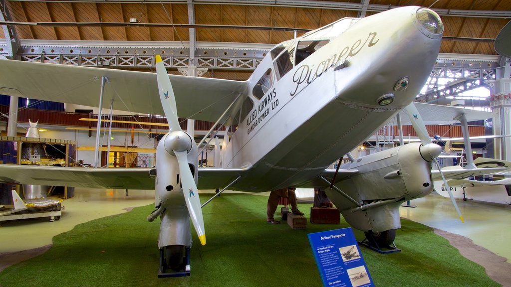 Museu da Ciência e Indústria mostrando vistas internas e aeronave