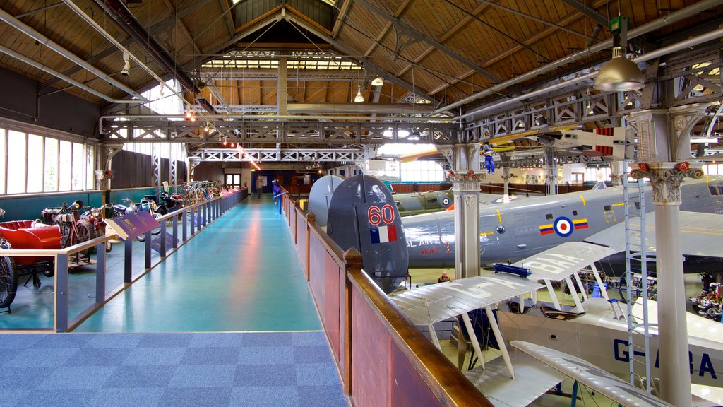 Museu da Ciência e Indústria caracterizando aeronave e vistas internas