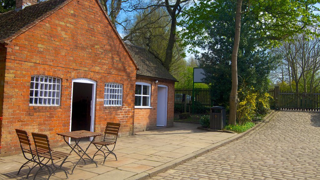 Sarehole Mill caracterizando arquitetura de patrimônio, uma casa e uma cidade