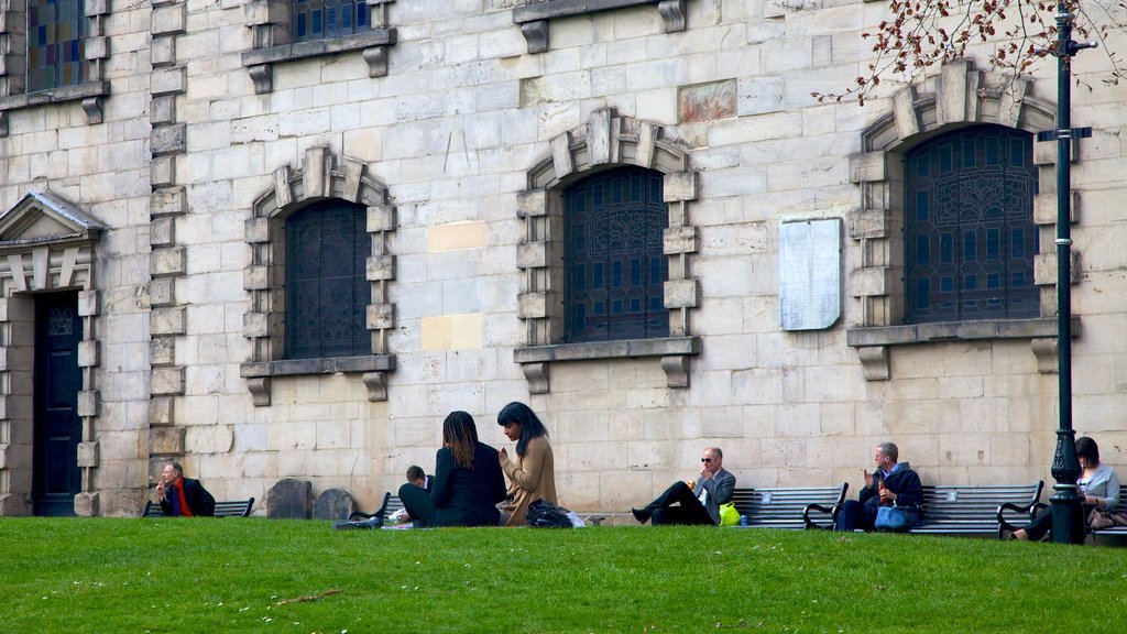 Igreja de São Paulo caracterizando arquitetura de patrimônio, elementos religiosos e uma igreja ou catedral