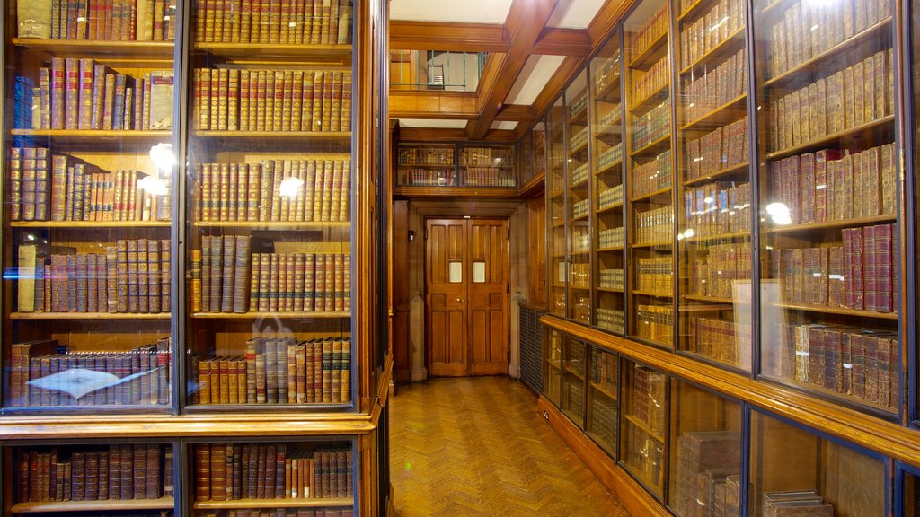 John Rylands Library ofreciendo vistas interiores