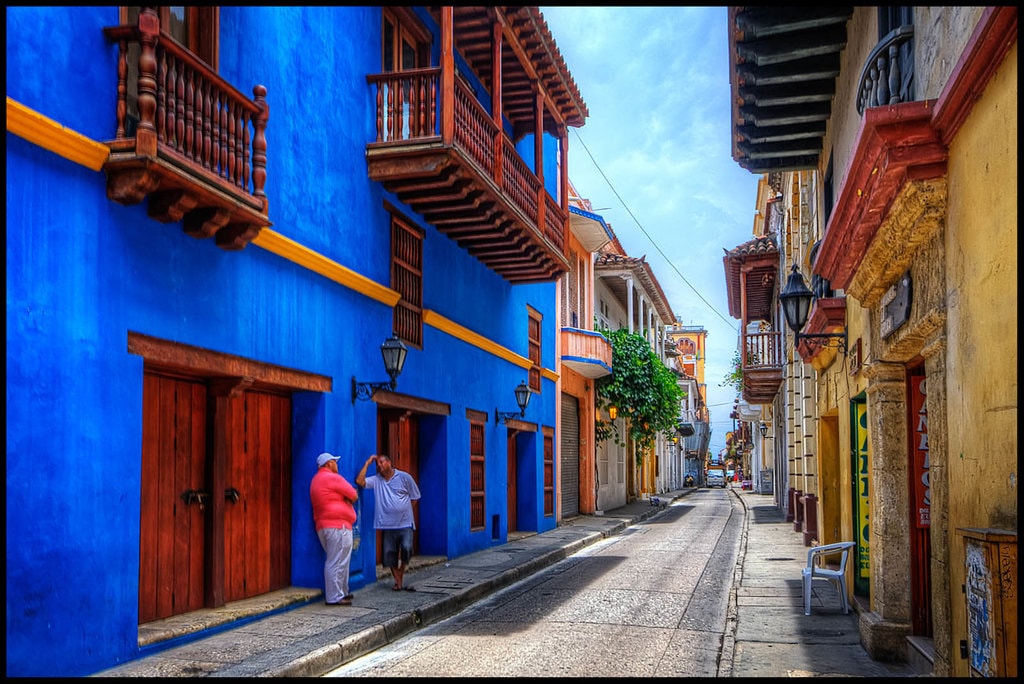 Le strade colorate di Cartagena - By Pedro Szekely from Los Angeles, USA (Cartagena, Colombia)  , via Wikimedia Commons