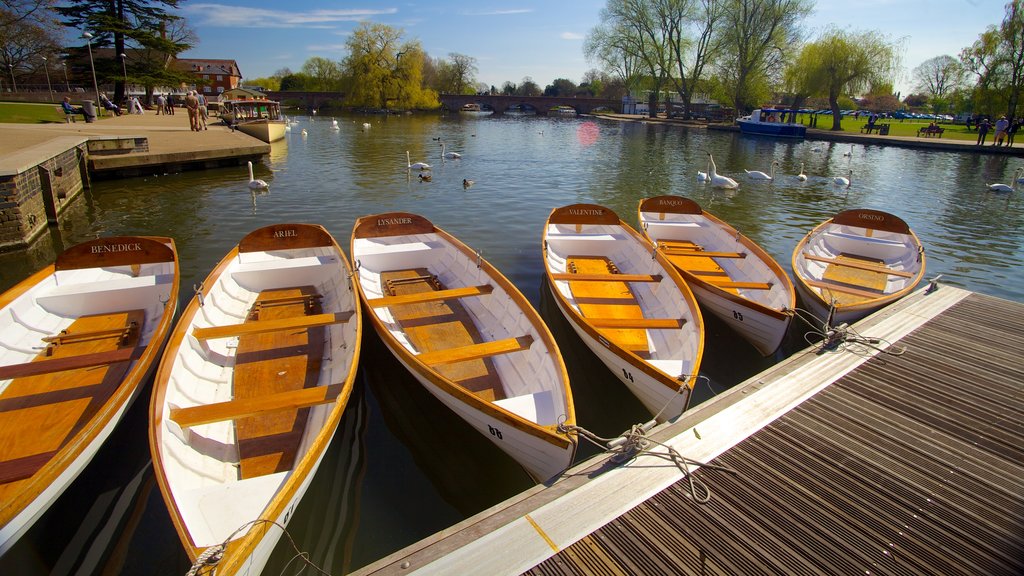 Stratford-upon-Avon ofreciendo botes y una bahía o un puerto