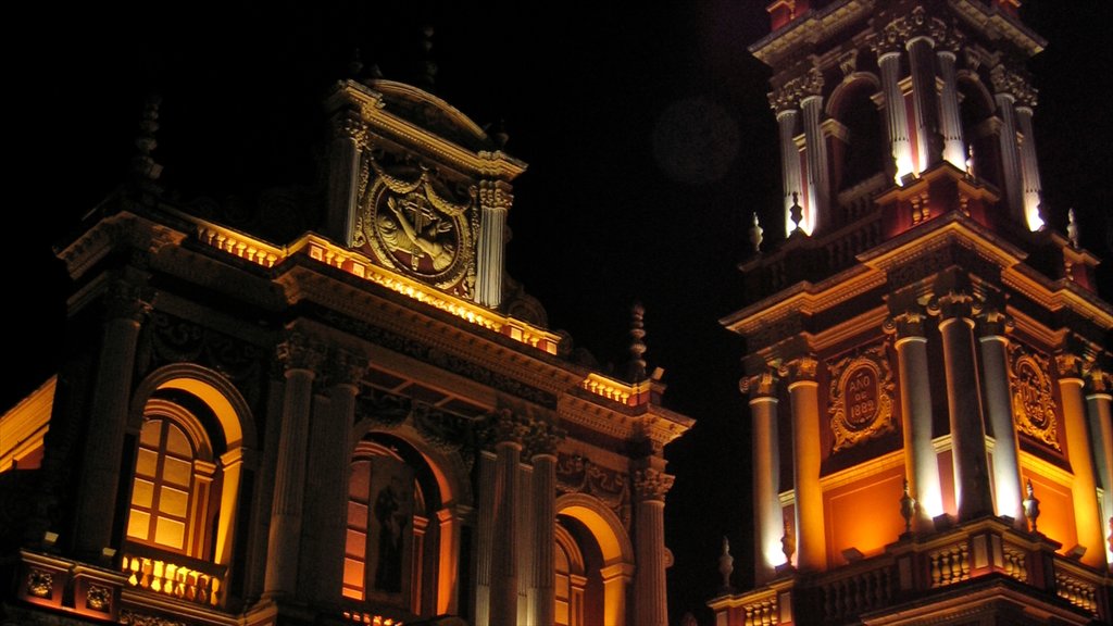 Salta mostrando una iglesia o catedral, patrimonio de arquitectura y escenas nocturnas