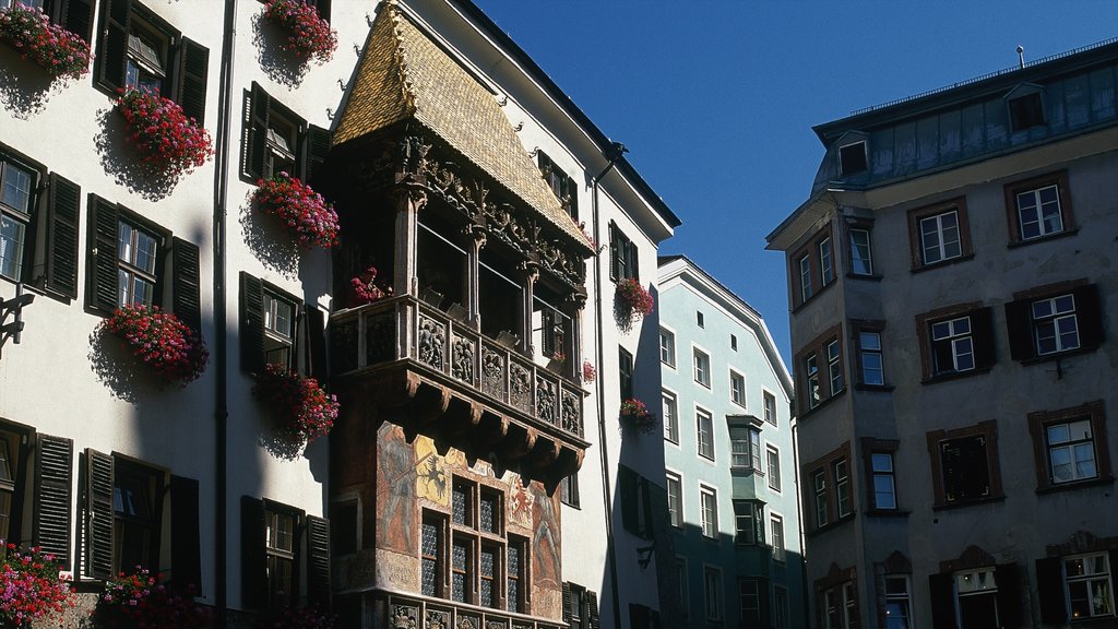 Goldenes Dachl som omfatter kulturarvsgenstande og blomster