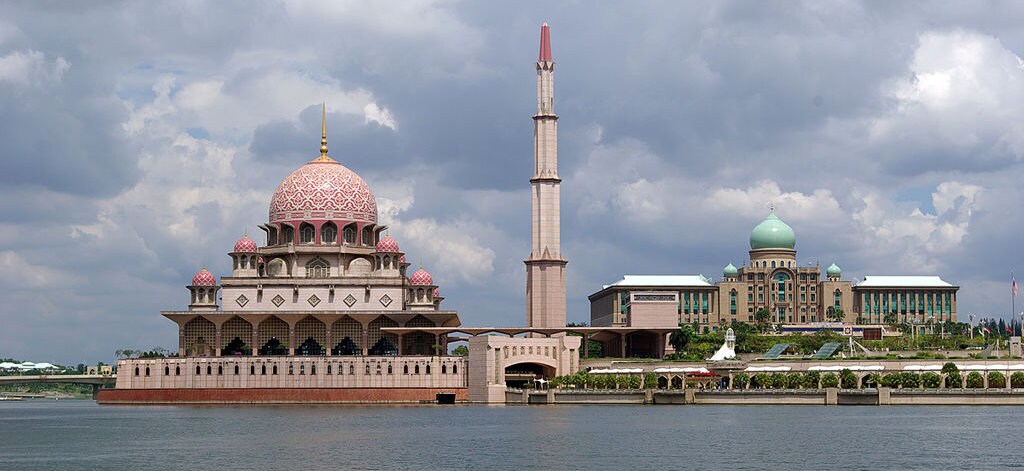 Putrajaya - Putra Mosque and Perdana Putra Complex - Stefan Fussan  , via Wikimedia Commons