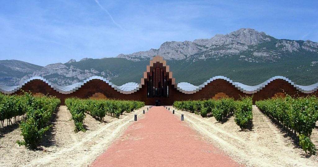 La bodega Ysios - By Roberto Lumbreras from Madrid, España (La Rioja LSI 2007 086  Uploaded by ecemaml)  , via Wikimedia Commons