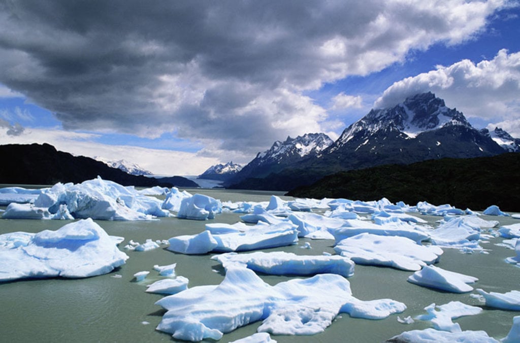 Si può uscire in kayak tra gli iceberg del ghiacciaio Grey