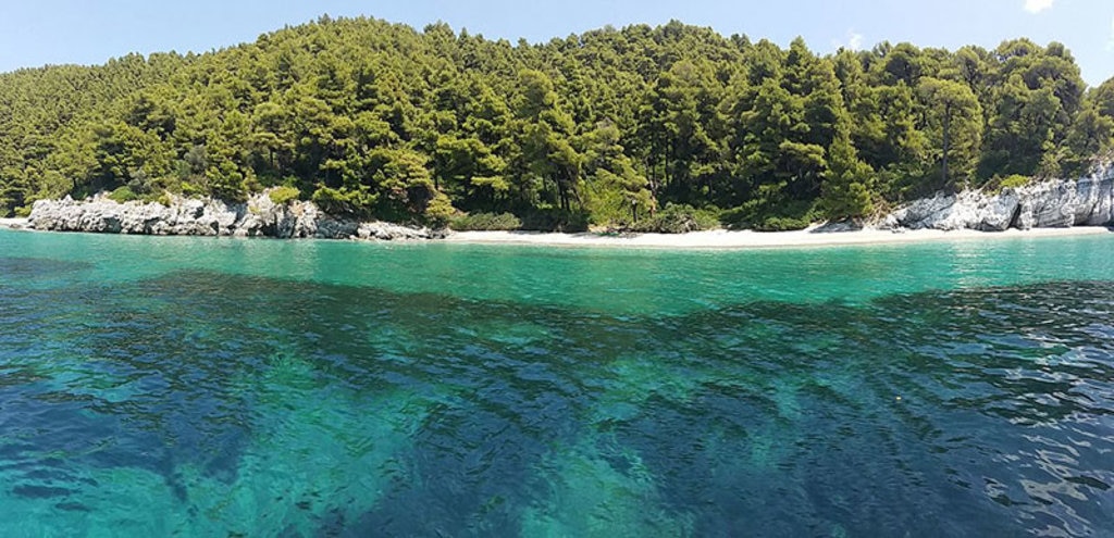 La spiaggia di Kastani a Skopelos. Di Athin. La baia di Balos e l'isola di Gramvousa a Creta. By Moonik (Own work)  , attraverso Wikimedia Commons