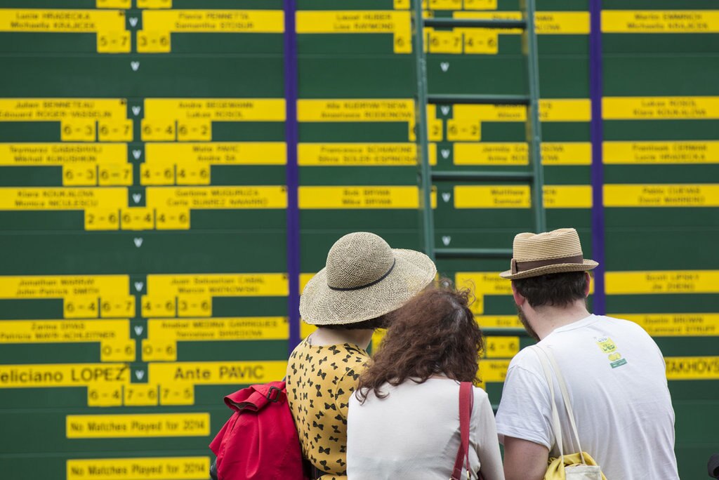 I visitatori osservano il tabellone dei prossimi incontri.  Credit: AELTC/David Levenson.