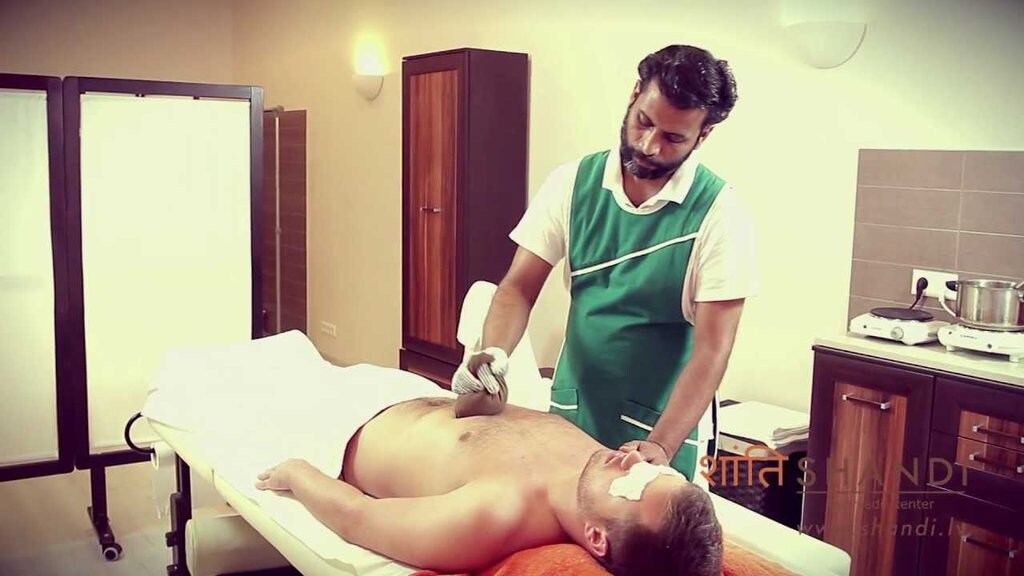 Massaggio Ayurvedico - Fotogramma estratto dal video Ayurvedic massage VALUKA SVEDA - www.shandi.lv (www.youtube.com/watch?v=8tJ0fHxTIWg)