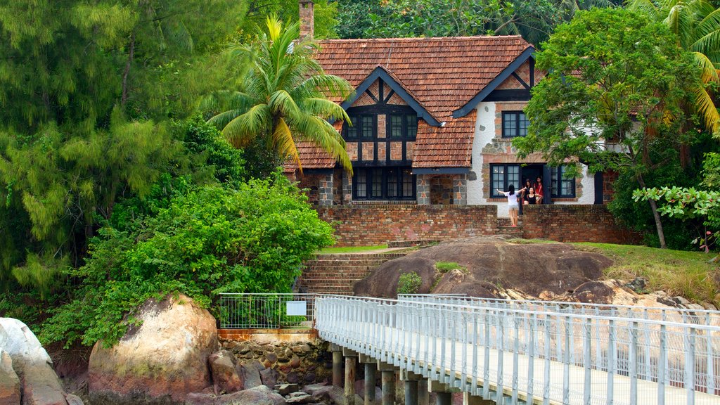 Pulau Ubin que incluye un puente y arquitectura patrimonial