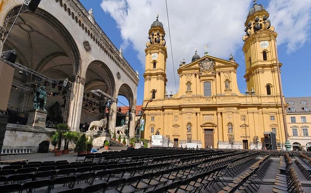 München Odeonsplatz - User: Bbb at wikivoyage shared  , via Wikimedia Commons