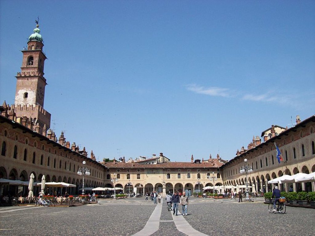 La chiesa vista dal chiostro. Photo by Tango7174 - own work. Licensed under CC BY-SA          3.0 via Wikimedia Commons (https://commons.wikimedia.org/wiki/File:Lombardia_Pavia2_tango7174.jpg)