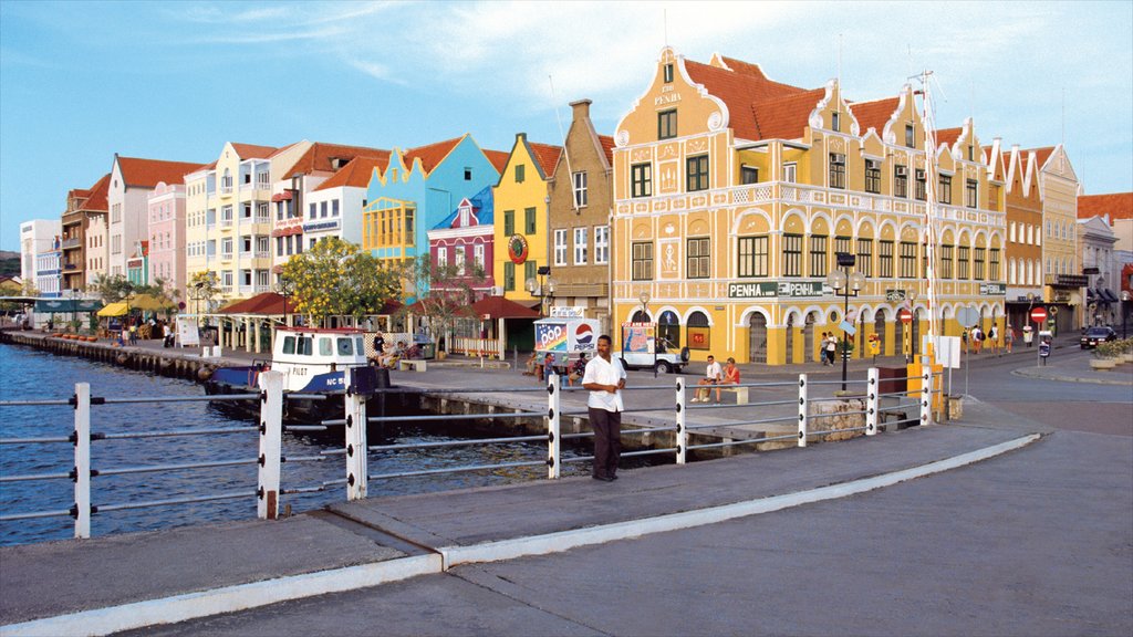 Willemstad showing a city, street scenes and heritage architecture