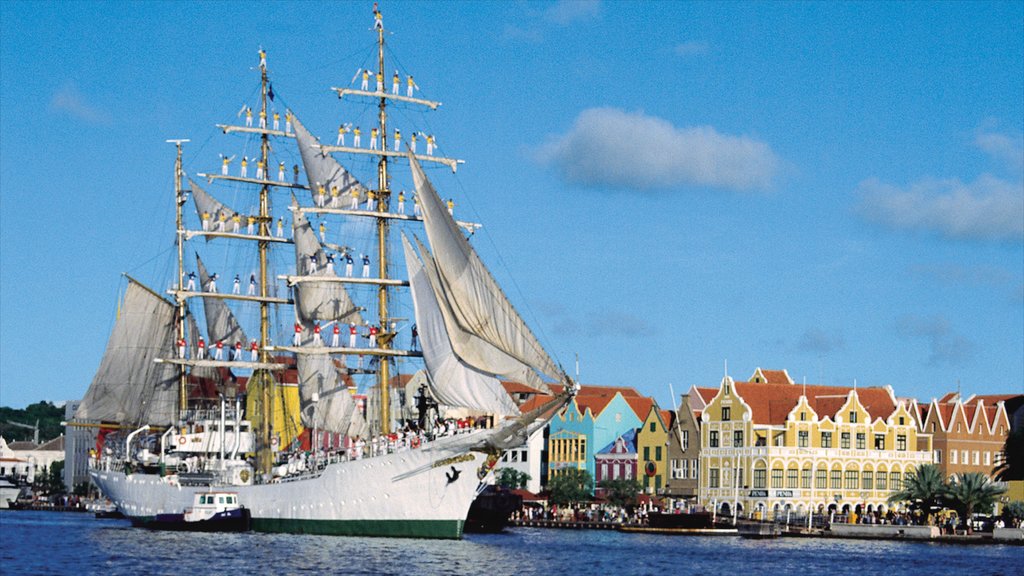 Willemstad caracterizando uma baía ou porto, vela e uma cidade litorânea